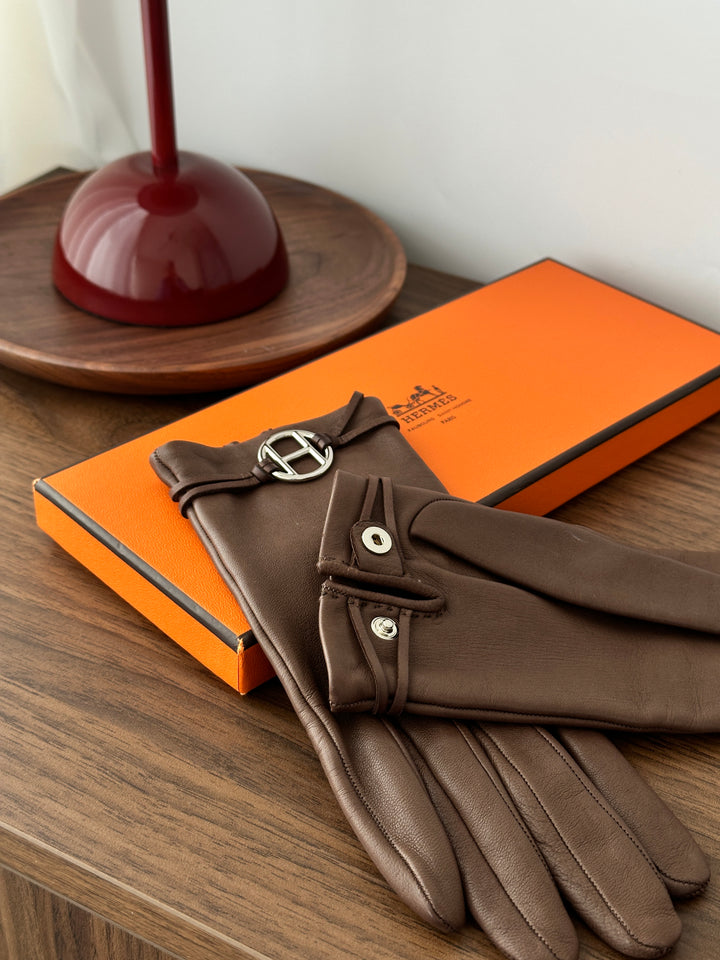 HERMES Silver-Buckle Leather Gloves – Soft Brown Lambskin × Iconic H Hardware ✨ Elegant &amp; Luxurious