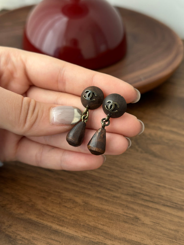 CHANEL Wooden Drop Earrings – Vintage Charm × Dark Wood Tones × Subtle CC Detail ✨