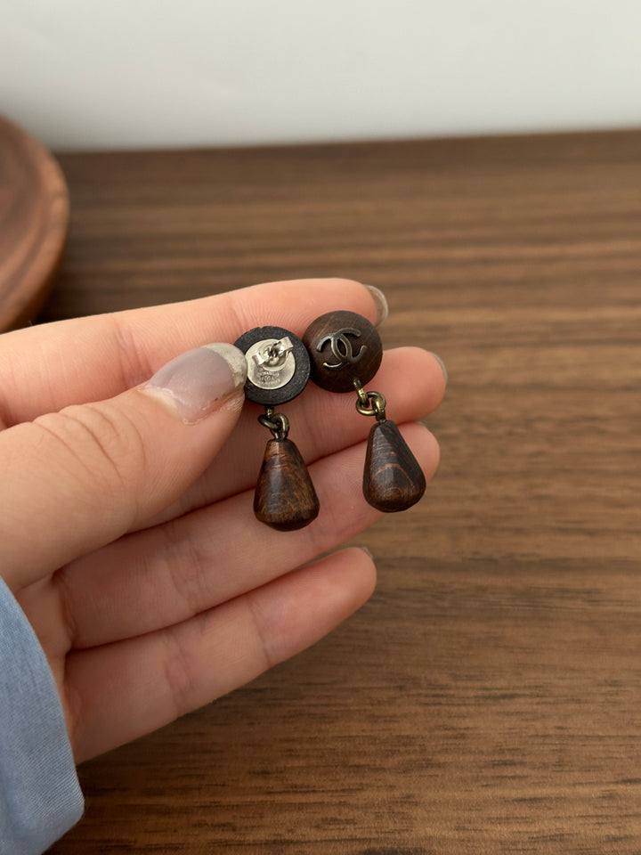 CHANEL Wooden Drop Earrings – Vintage Charm × Dark Wood Tones × Subtle CC Detail ✨