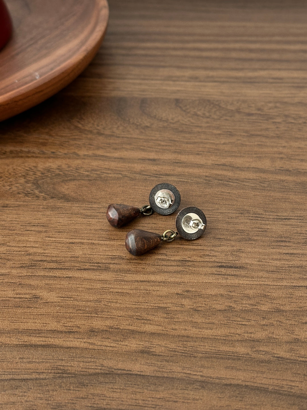 CHANEL Wooden Drop Earrings – Vintage Charm × Dark Wood Tones × Subtle CC Detail ✨