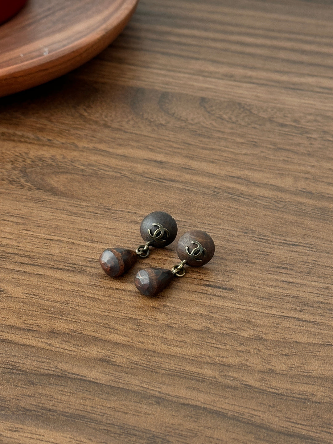 CHANEL Wooden Drop Earrings – Vintage Charm × Dark Wood Tones × Subtle CC Detail ✨