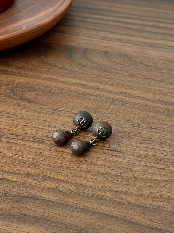 CHANEL Wooden Drop Earrings – Vintage Charm × Dark Wood Tones × Subtle CC Detail ✨