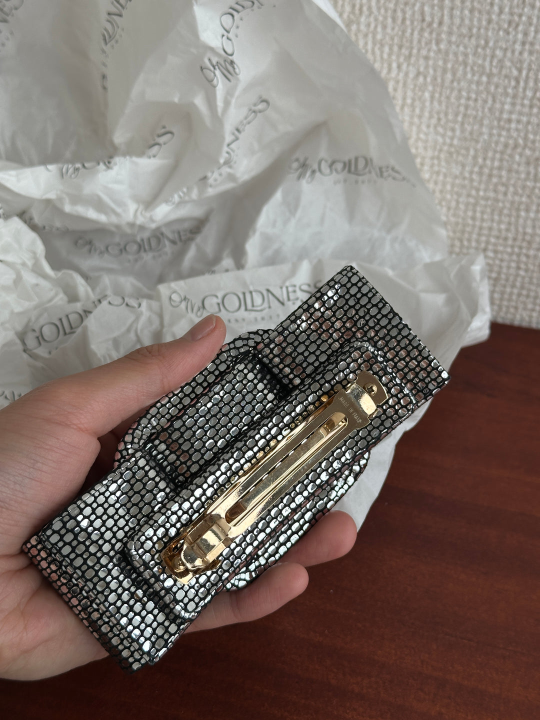 FERRAGAMO Leather Bow Hair Clip – Shimmer Finish & Timeless Elegance