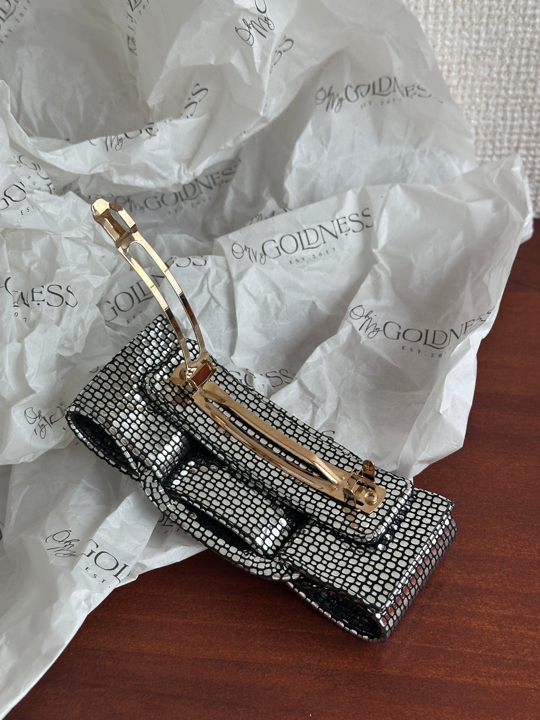 FERRAGAMO Leather Bow Hair Clip – Shimmer Finish & Timeless Elegance