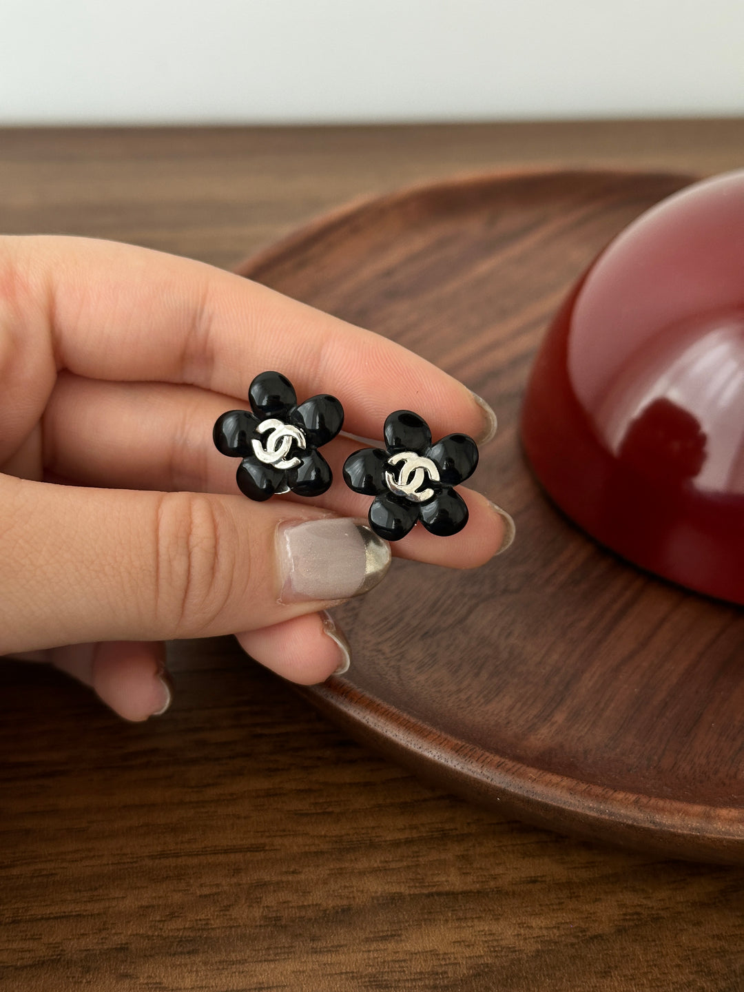 CHANEL Black Camellia Stud Earrings – Glossy Petals × Silver CC Center × Chic &amp; Playful✨