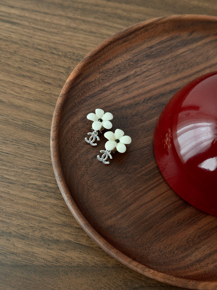 CHANEL White Petal Drop Earrings – Fresh Floral Design × Silver CC Charm × Sweet & Chic✨