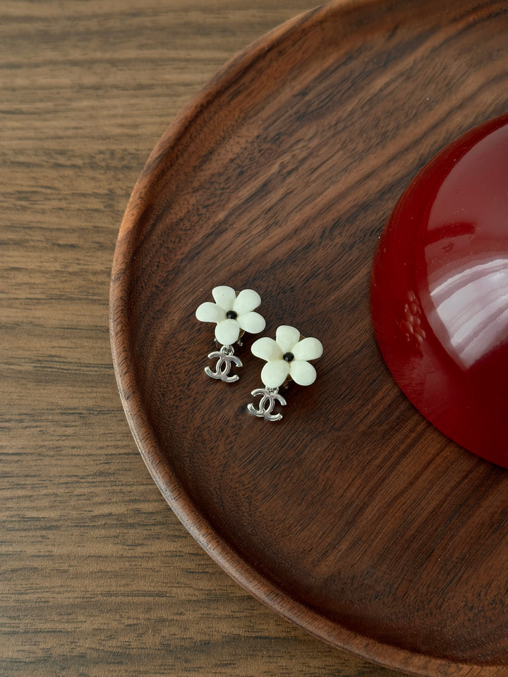 CHANEL White Petal Drop Earrings – Fresh Floral Design × Silver CC Charm × Sweet & Chic✨
