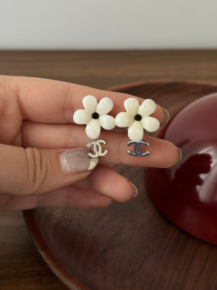 CHANEL White Petal Drop Earrings – Fresh Floral Design × Silver CC Charm × Sweet & Chic✨