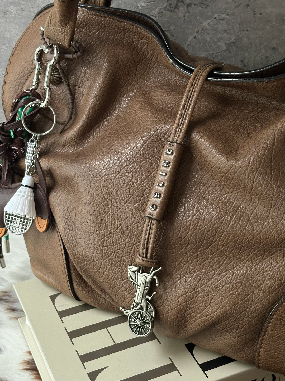 Celine Leather Horse Carriage Hobo Bag 🩶｜Soft Grained Leather｜Iconic Carriage Charm｜Everyday Spacious Design