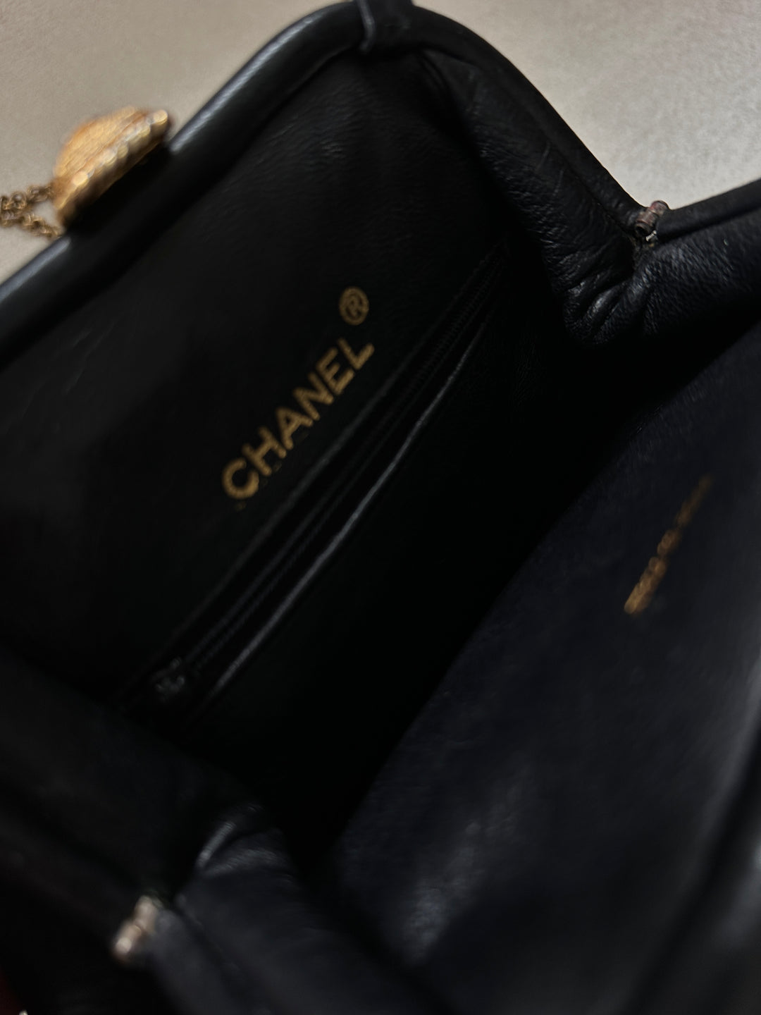 CHANEL CC Shell Kisslock Chain Bag 🖤✨ Rare Vintage Gem
