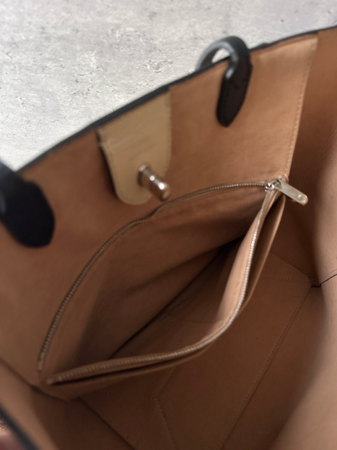 Louis Vuitton Lockme Bicolor Tote Bag 🖤｜Bicolor Calf Leather｜Statement LV Turn-Lock｜Fits A Laptop