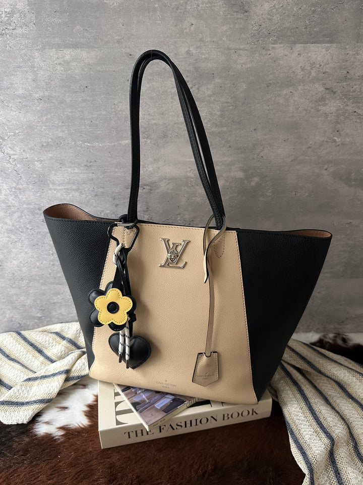 Louis Vuitton Lockme Bicolor Tote Bag 🖤｜Bicolor Calf Leather｜Statement LV Turn-Lock｜Fits A Laptop