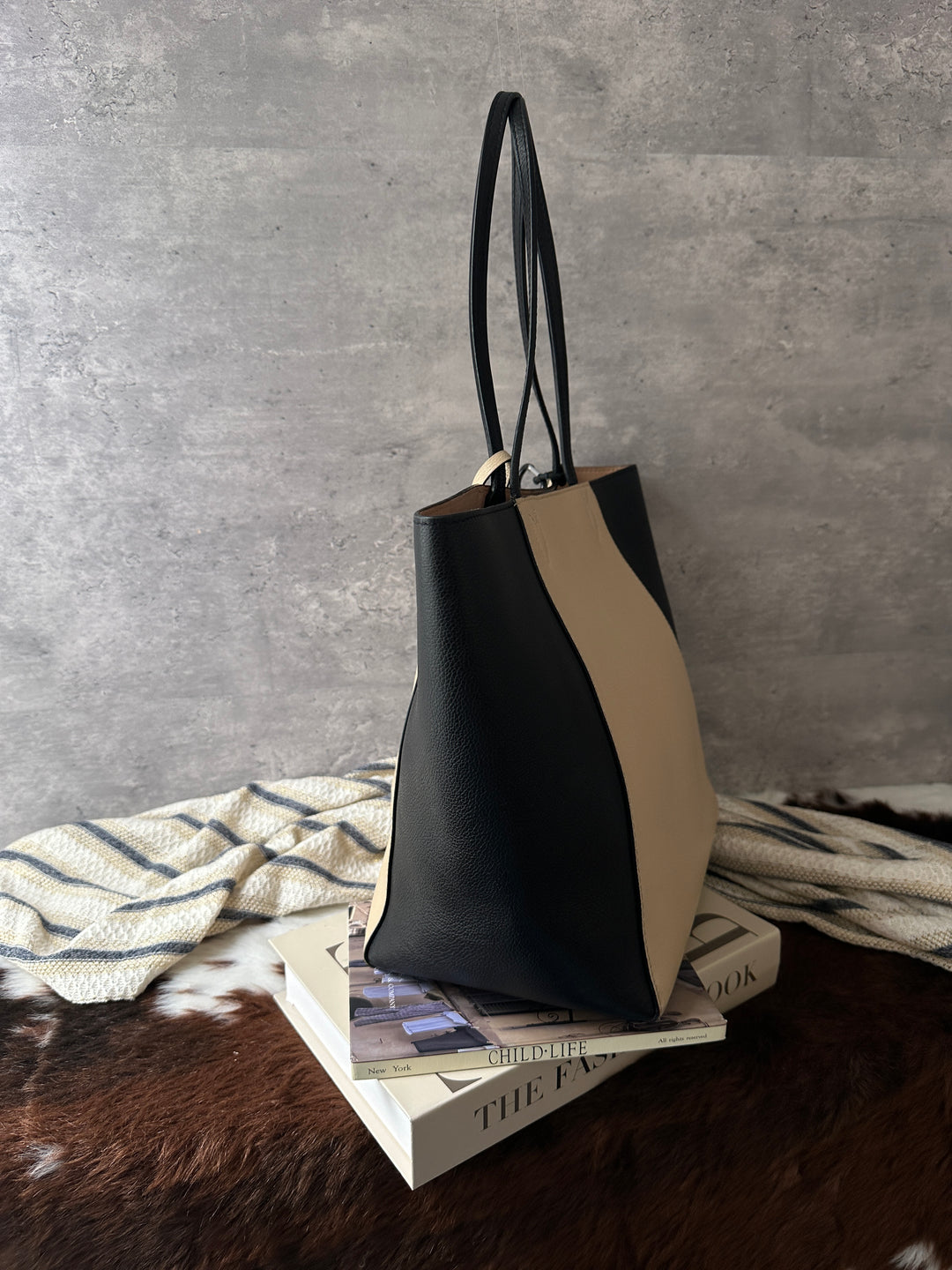 Louis Vuitton Lockme Bicolor Tote Bag 🖤｜Bicolor Calf Leather｜Statement LV Turn-Lock｜Fits A Laptop