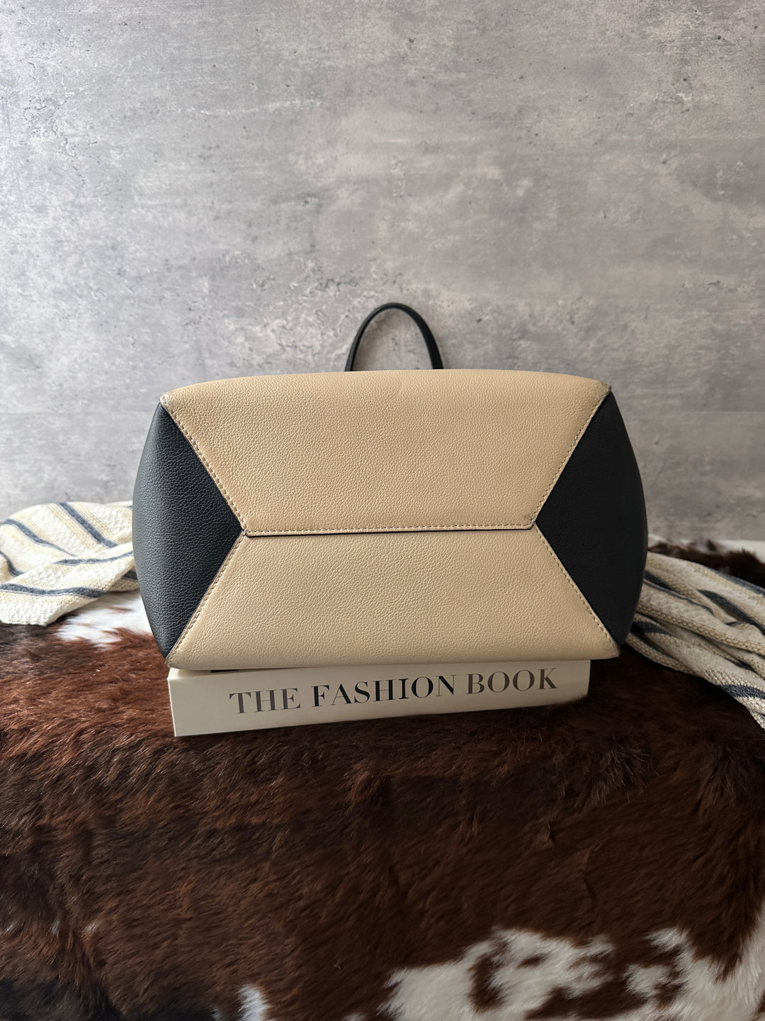 Louis Vuitton Lockme Bicolor Tote Bag 🖤｜Bicolor Calf Leather｜Statement LV Turn-Lock｜Fits A Laptop