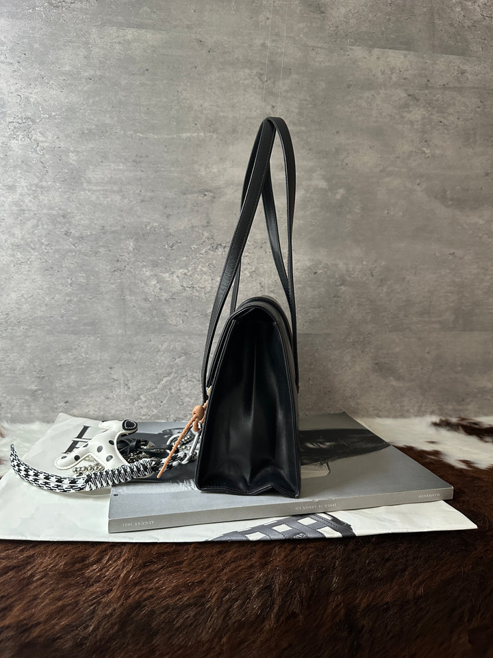 GUCCI Shoulder Bag 🖤✨｜Structured Silhouette × Minimal Gold Hardware × Long Shoulder Straps