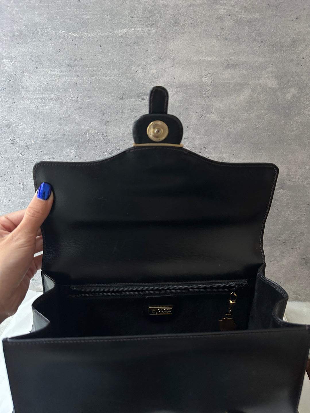 GUCCI Shoulder Bag 🖤✨｜Structured Silhouette × Minimal Gold Hardware × Long Shoulder Straps