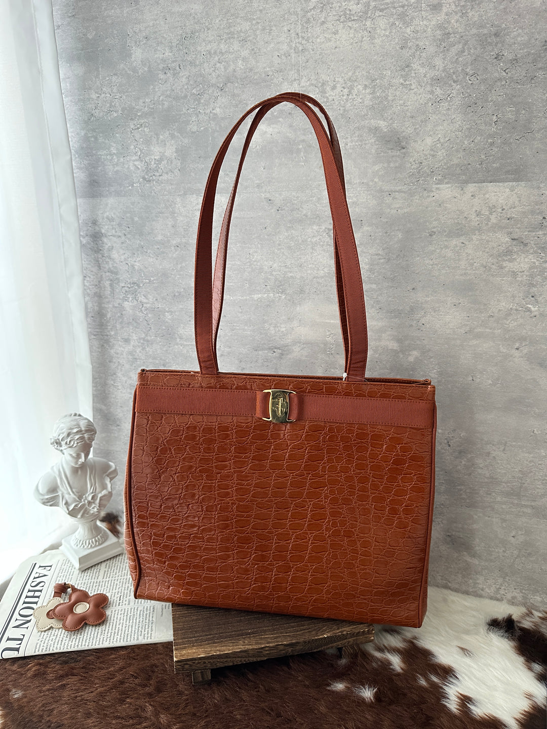 FERRAGAMO Croc-Embossed Tote Bag 🤎🧡｜Croc-Embossed Leather × Gancini Detail × Laptop-Friendly Capacity