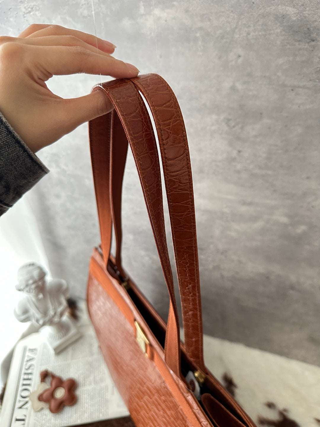 FERRAGAMO Croc-Embossed Tote Bag 🤎🧡｜Croc-Embossed Leather × Gancini Detail × Laptop-Friendly Capacity