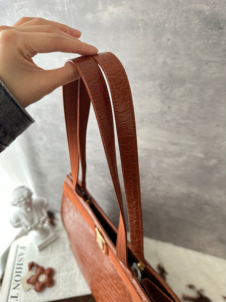 FERRAGAMO Croc-Embossed Tote Bag 🤎🧡｜Croc-Embossed Leather × Gancini Detail × Laptop-Friendly Capacity