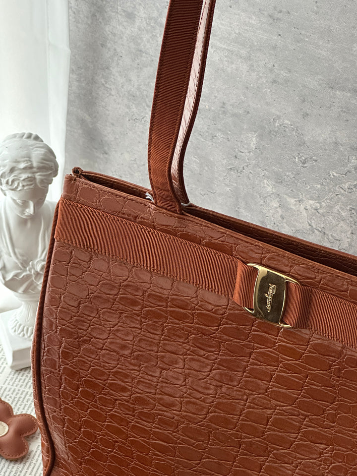 FERRAGAMO Croc-Embossed Tote Bag 🤎🧡｜Croc-Embossed Leather × Gancini Detail × Laptop-Friendly Capacity