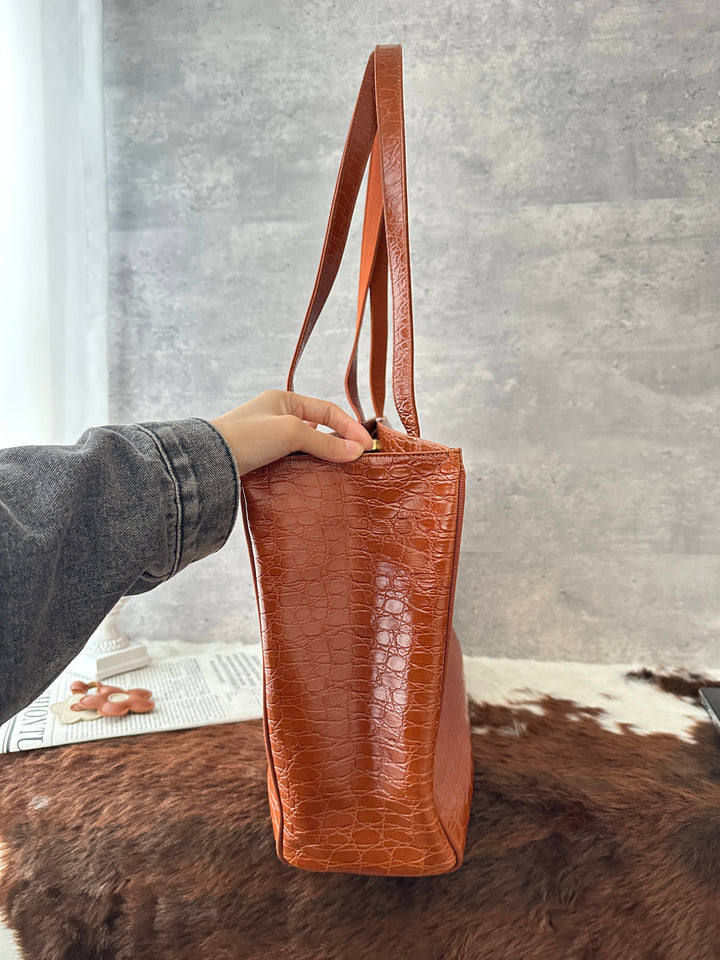 FERRAGAMO Croc-Embossed Tote Bag 🤎🧡｜Croc-Embossed Leather × Gancini Detail × Laptop-Friendly Capacity