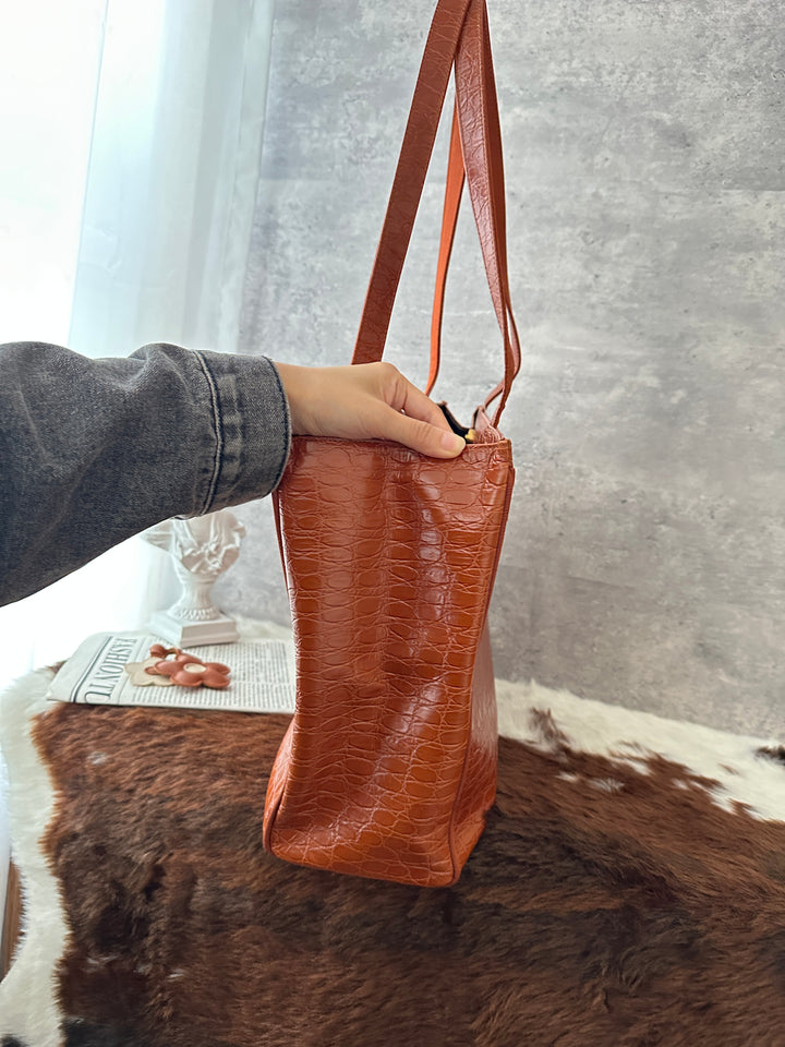 FERRAGAMO Croc-Embossed Tote Bag 🤎🧡｜Croc-Embossed Leather × Gancini Detail × Laptop-Friendly Capacity