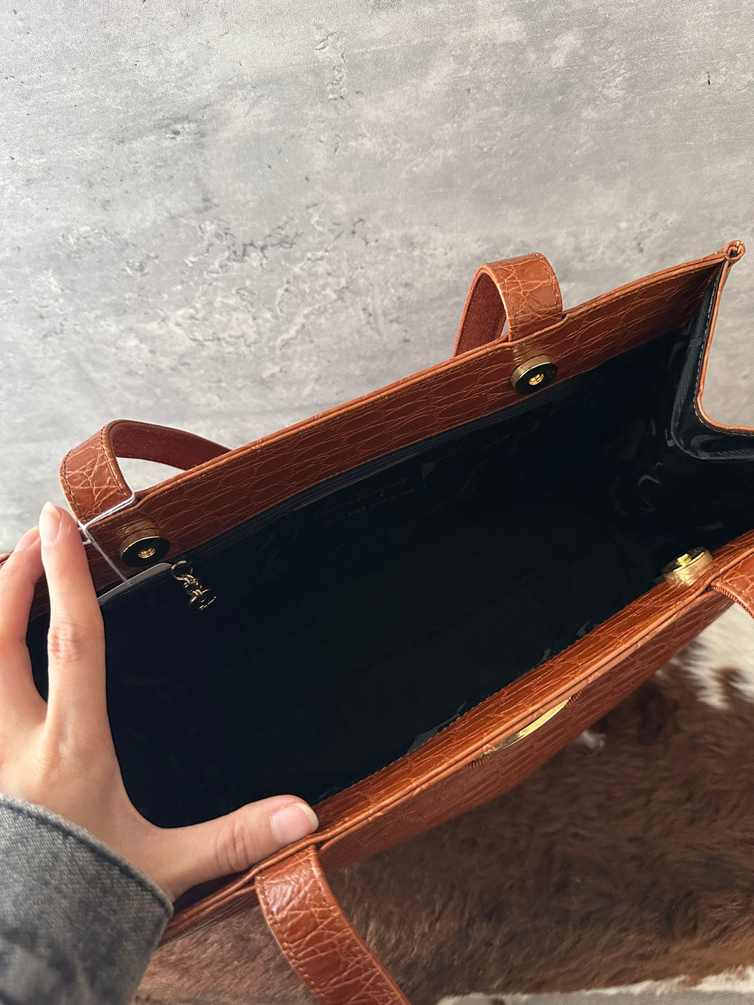 FERRAGAMO Croc-Embossed Tote Bag 🤎🧡｜Croc-Embossed Leather × Gancini Detail × Laptop-Friendly Capacity
