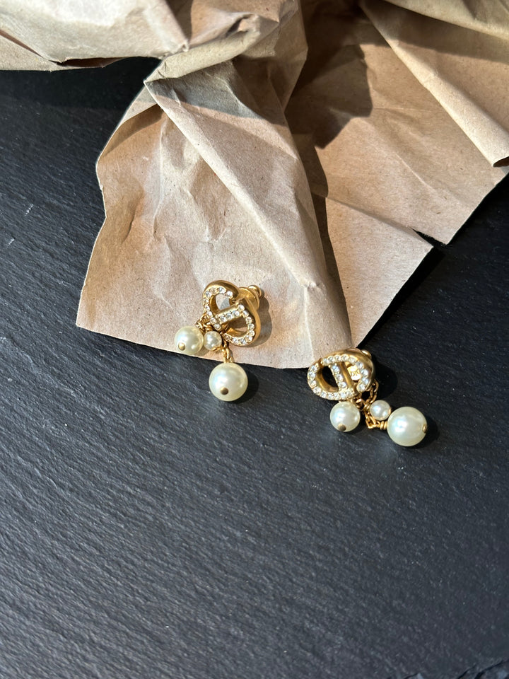 DIOR CD Logo Drop Pearl Earrings ✨｜Elegant Gold & Pearl Fusion