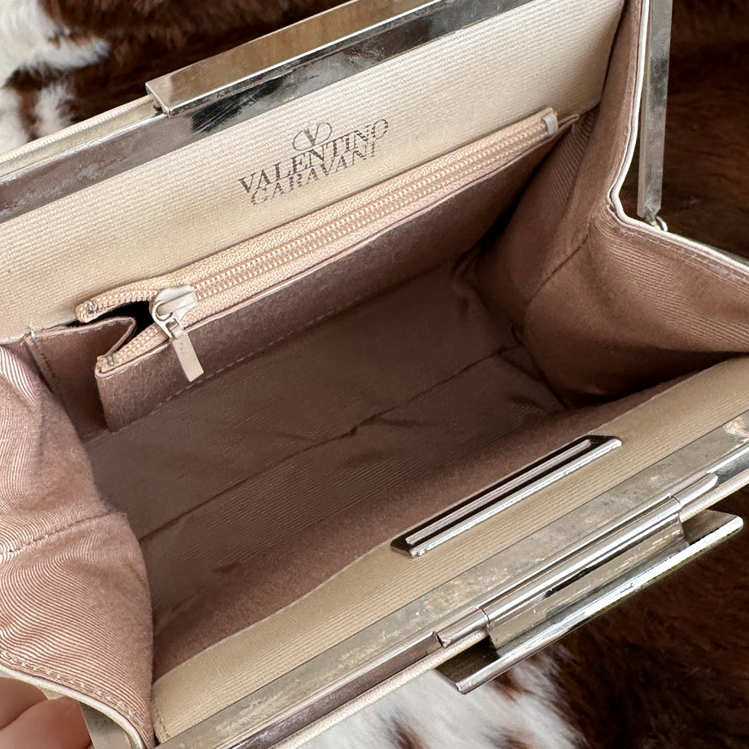 Valentino Garavani Ivory Leather Shoulder Bag 🤍｜Elegant Ivory Tone × Vintage Frame Closure × Structured Silhouette✨