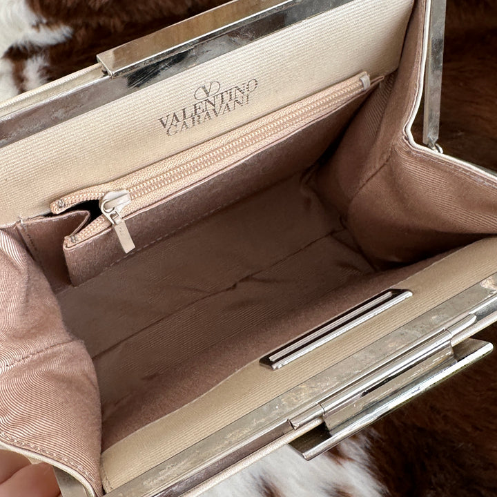 Valentino Garavani Ivory Leather Shoulder Bag 🤍｜Elegant Ivory Tone × Vintage Frame Closure × Structured Silhouette✨