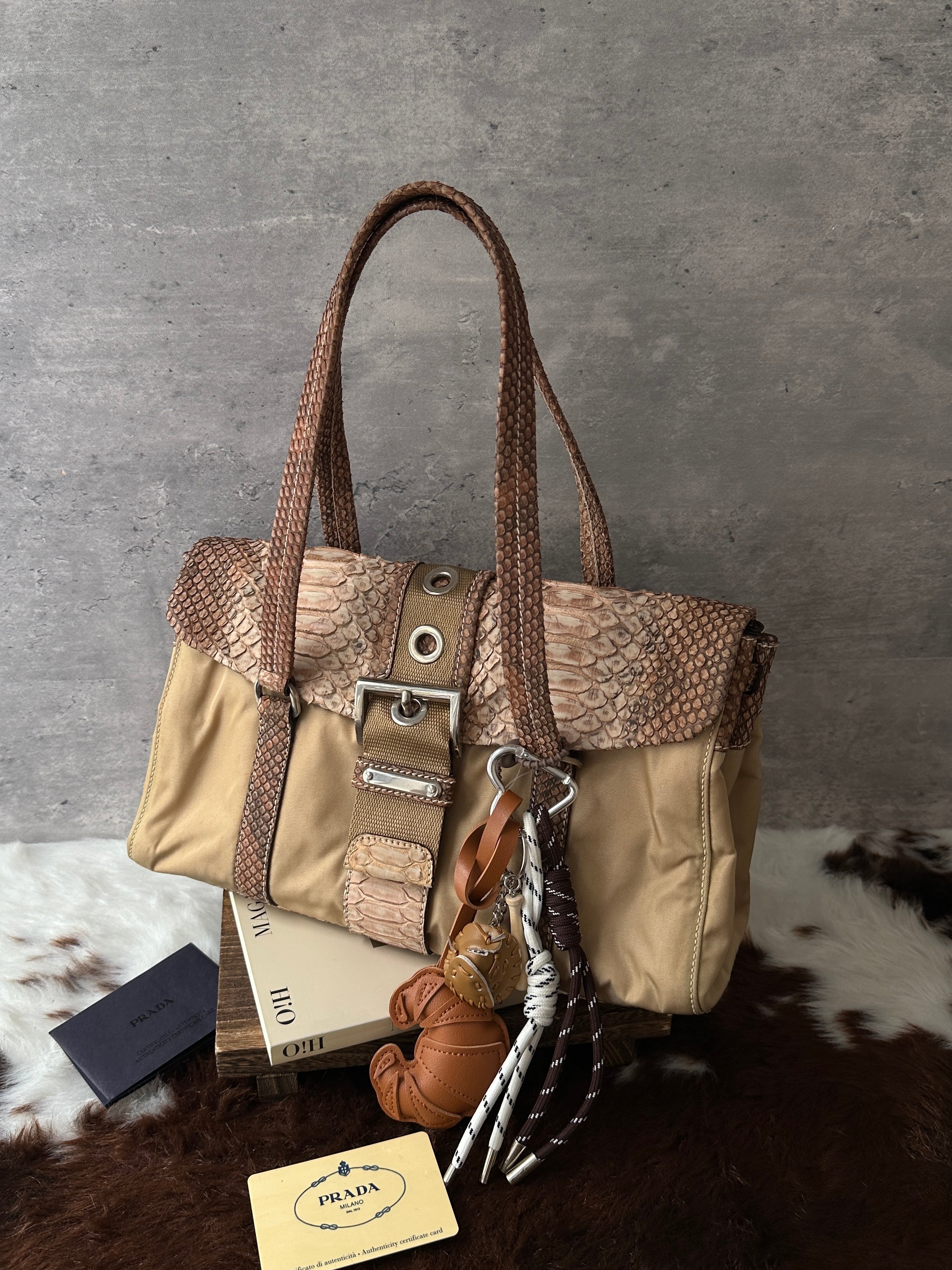 バッグ PRADA TESSUTO NYLON LOGO PYTHON TOTE BAG Prada Python Trim Nylon Tote Bag 🤎｜Textured Finish｜Lightweight