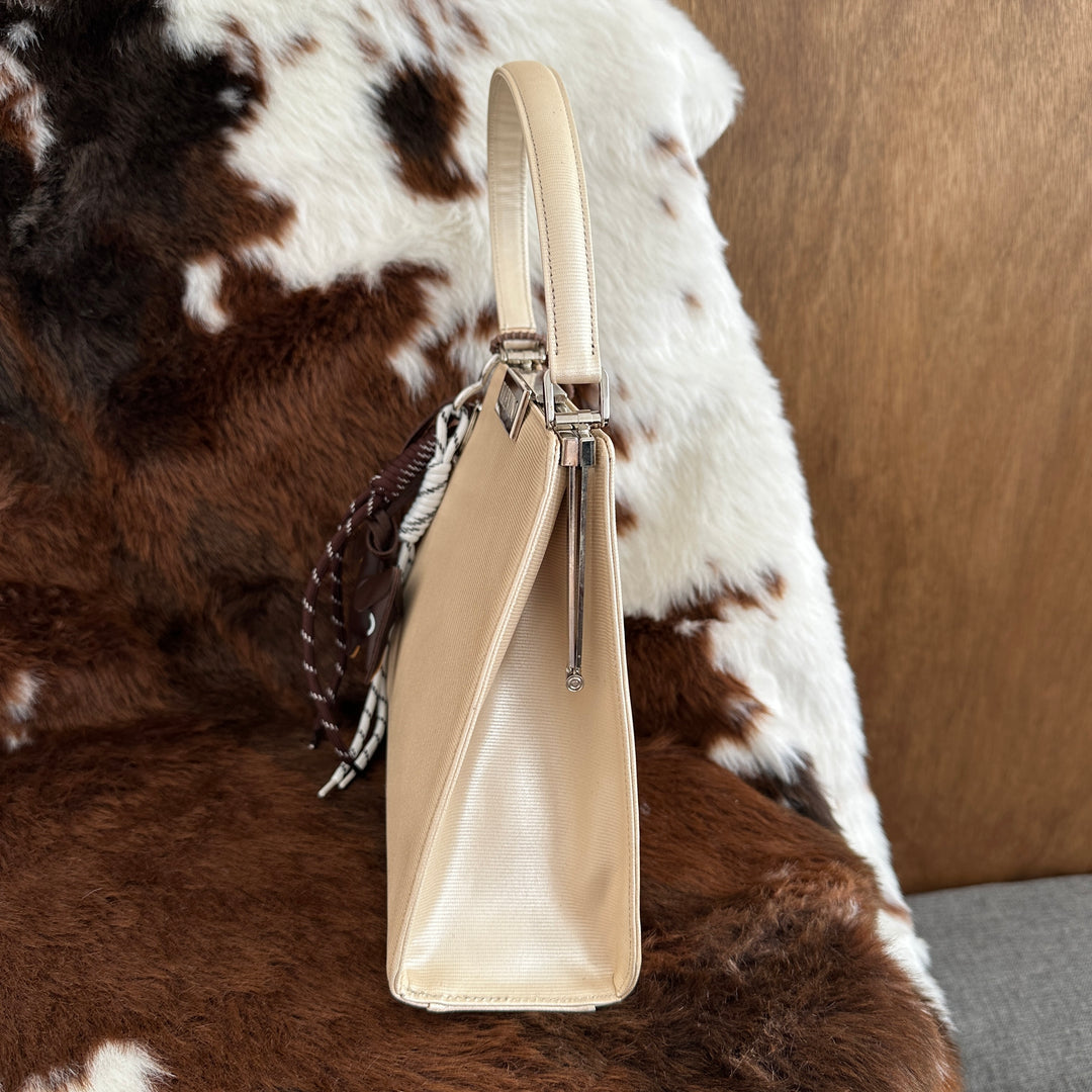 Valentino Garavani Ivory Leather Shoulder Bag 🤍｜Elegant Ivory Tone × Vintage Frame Closure × Structured Silhouette✨