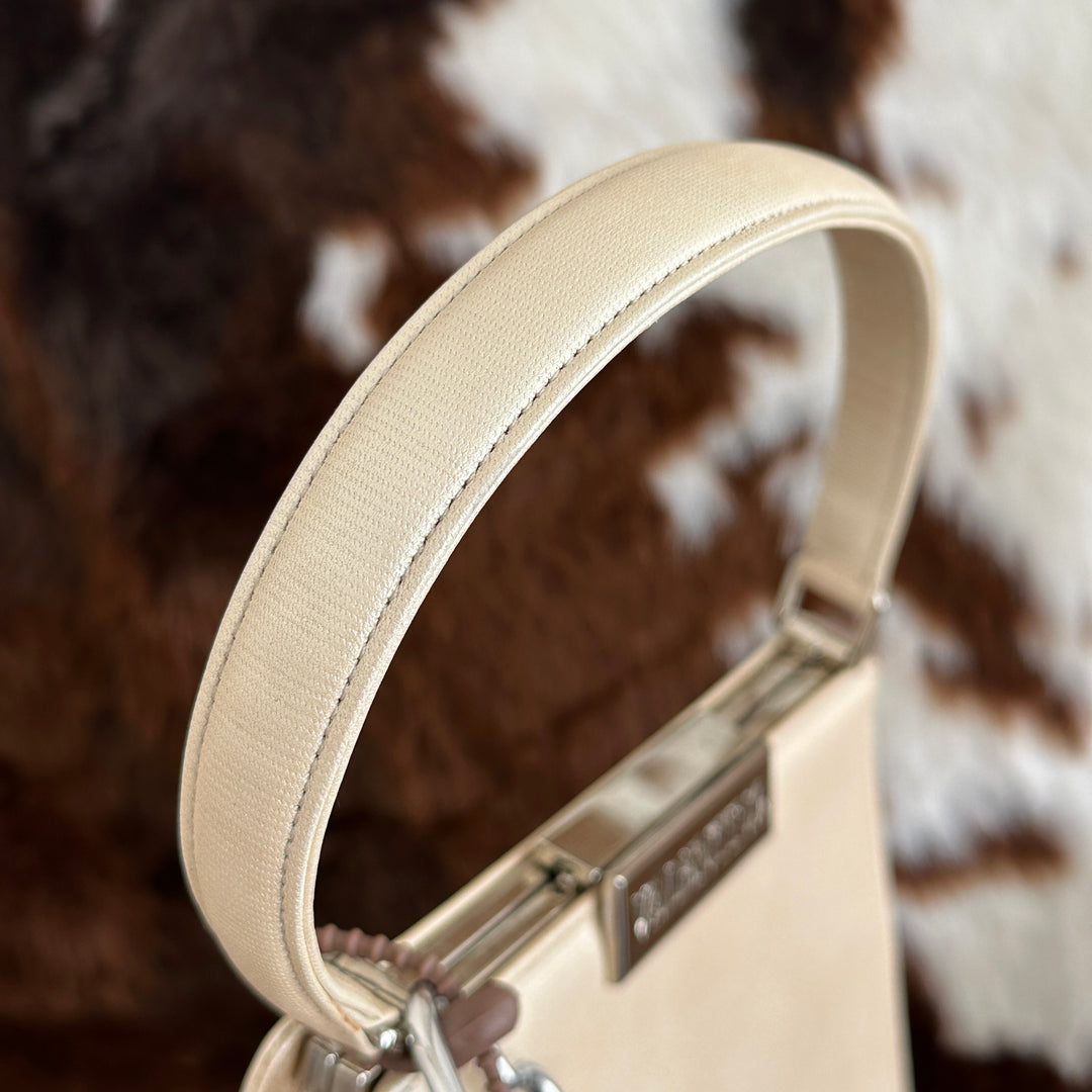 Valentino Garavani Ivory Leather Shoulder Bag 🤍｜Elegant Ivory Tone × Vintage Frame Closure × Structured Silhouette✨