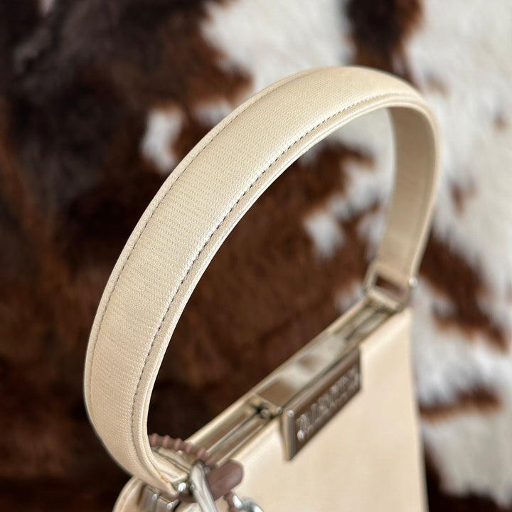 Valentino Garavani Ivory Leather Shoulder Bag 🤍｜Elegant Ivory Tone × Vintage Frame Closure × Structured Silhouette✨