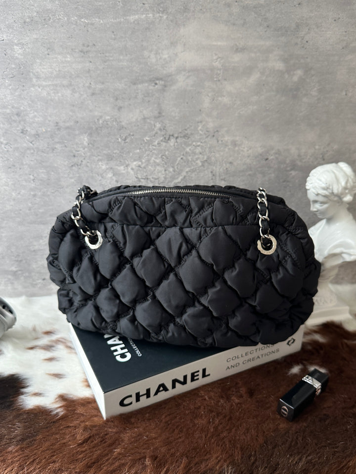 Chanel Puffy Nylon Hobo Bag 🤍🖤｜Puffy Quilted Design｜Lightweight Feel｜Easy-Care Nylon