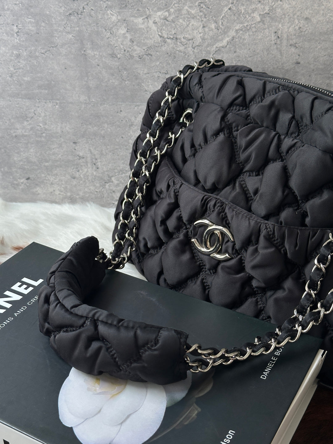 Chanel Puffy Nylon Hobo Bag 🤍🖤｜Puffy Quilted Design｜Lightweight Feel｜Easy-Care Nylon