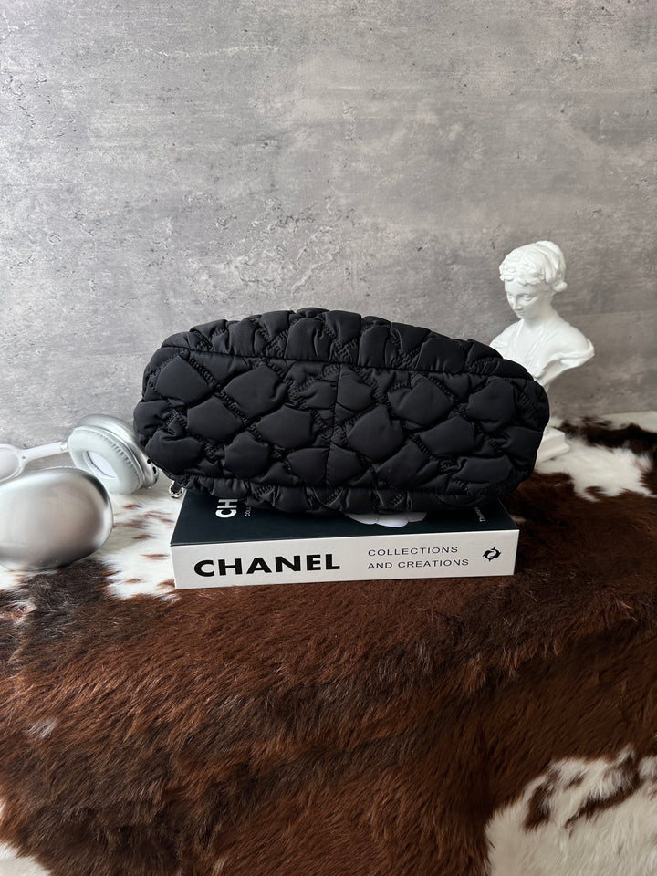 Chanel Puffy Nylon Hobo Bag 🤍🖤｜Puffy Quilted Design｜Lightweight Feel｜Easy-Care Nylon