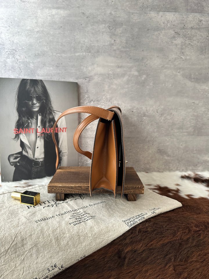 GUCCI Vintage Crossbody Bag 🤎🤍｜Minimal Design × Gold Turn-Lock × Timeless Brown