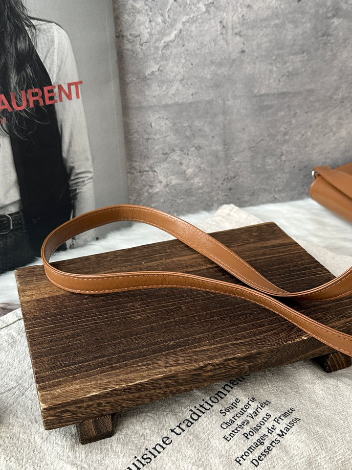 GUCCI Vintage Crossbody Bag 🤎🤍｜Minimal Design × Gold Turn-Lock × Timeless Brown