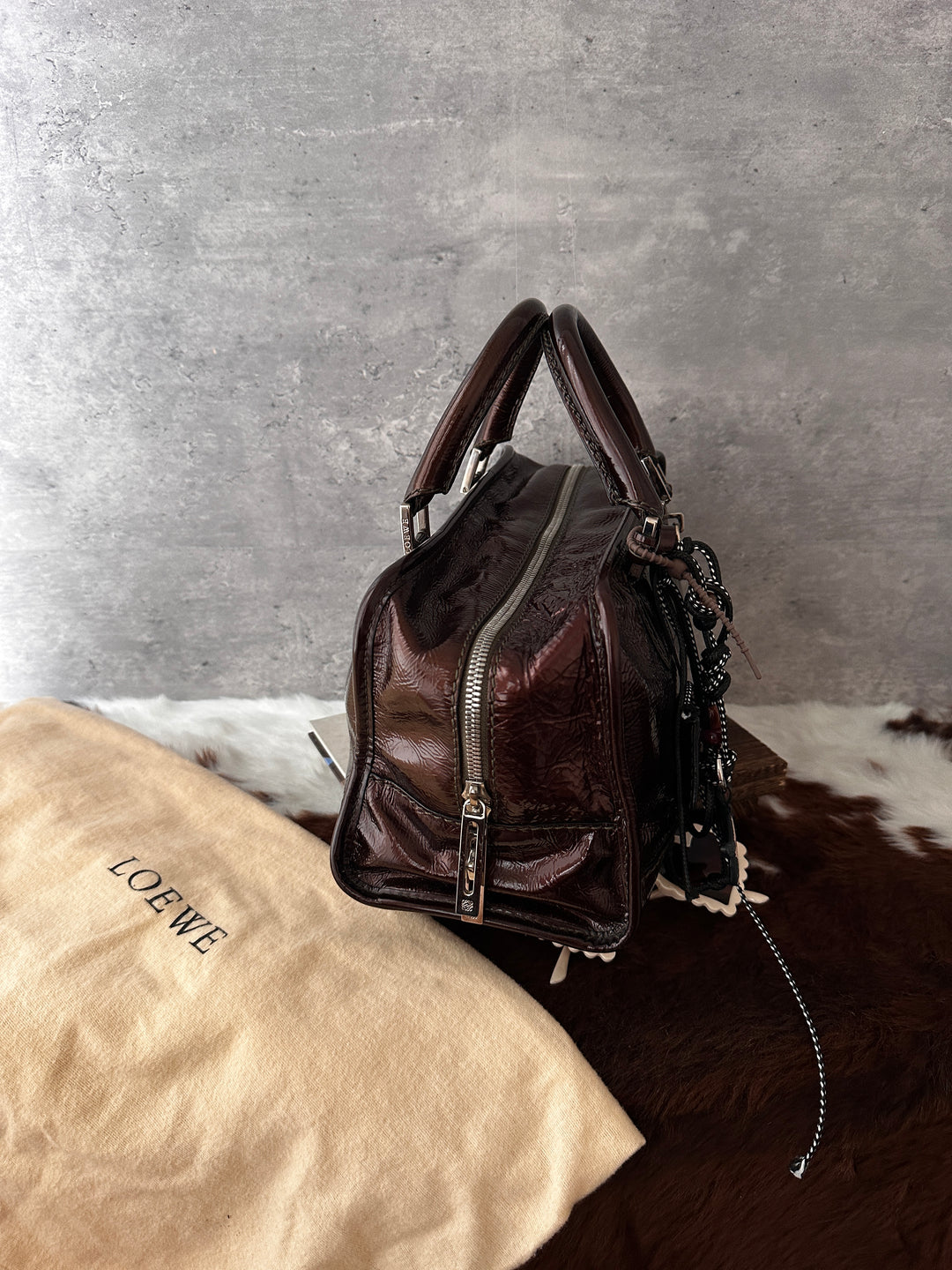 Loewe Small Amazona Bag 🖤❤️｜Glossy Patent Finish｜Iconic Anagram Detail｜Compact Collectible