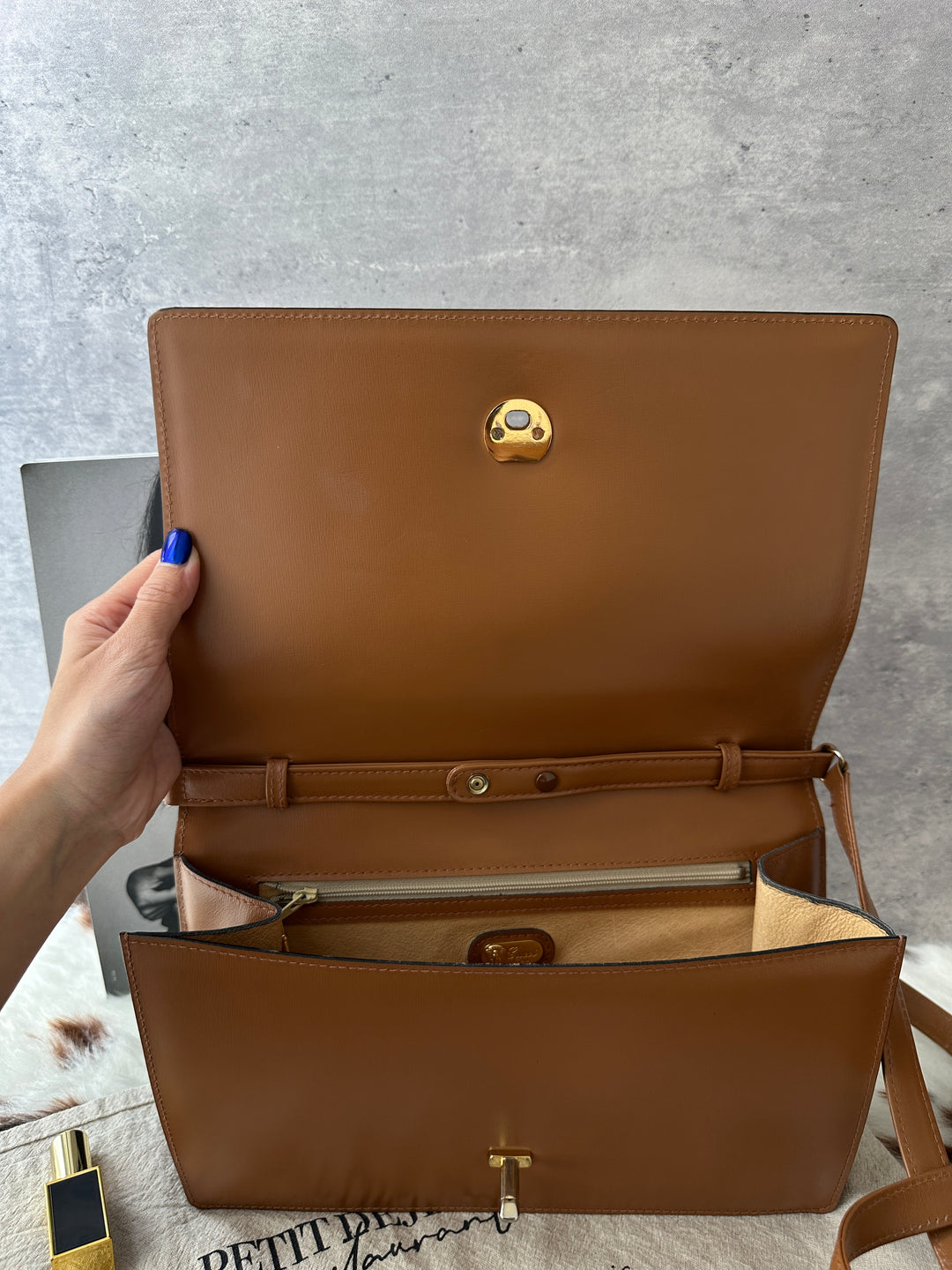 GUCCI Vintage Crossbody Bag 🤎🤍｜Minimal Design × Gold Turn-Lock × Timeless Brown