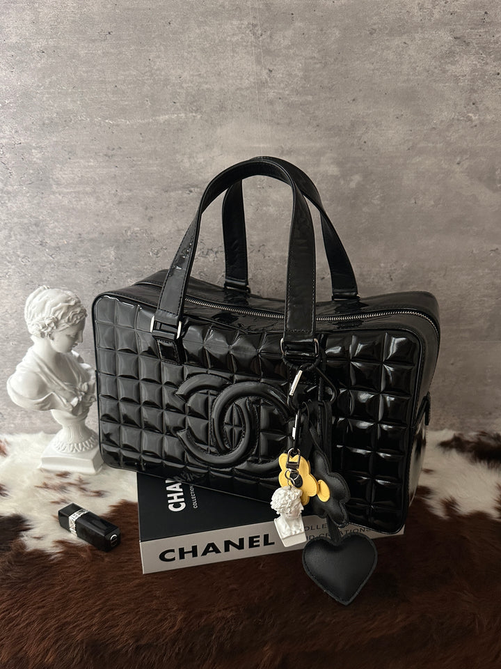 Chanel Chocolate Bar Boston Bag 🖤｜Glossy Patent Finish｜Lightweight Capacity｜Classic Black