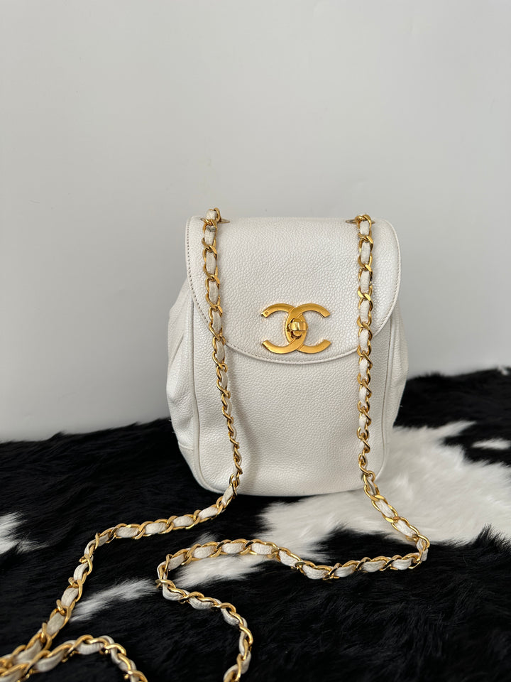 CHANEL 24K White Caviar Mini Backpack Crossbody｜Rare Snow-White Caviar × Oversized 24K CC Turn Lock × Iconic Chain Strap ❄️🤍✨