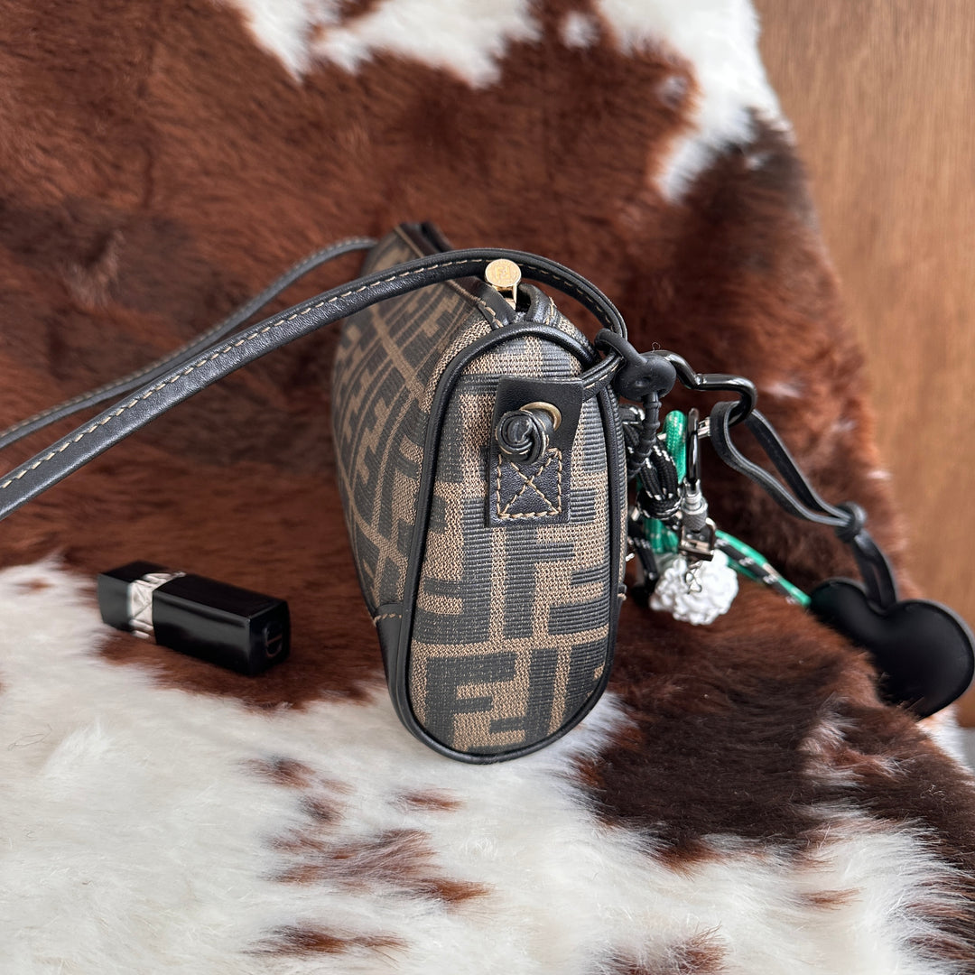 FENDI Zucca Pattern Shoulder Bag 🖤｜Iconic FF Canvas × Slim Vintage Shape × Effortless Shoulder Styling✨