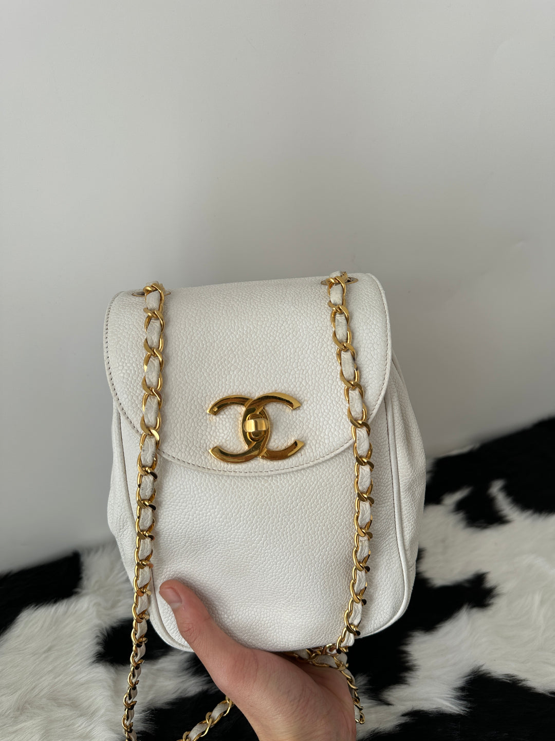 CHANEL 24K White Caviar Mini Backpack Crossbody｜Rare Snow-White Caviar × Oversized 24K CC Turn Lock × Iconic Chain Strap ❄️🤍✨