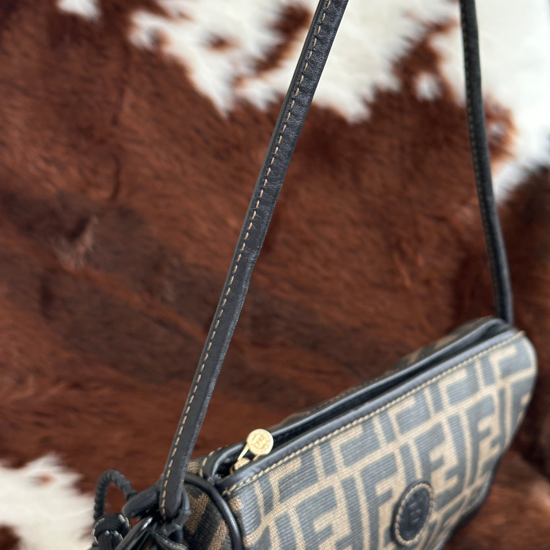 FENDI Zucca Pattern Shoulder Bag 🖤｜Iconic FF Canvas × Slim Vintage Shape × Effortless Shoulder Styling✨