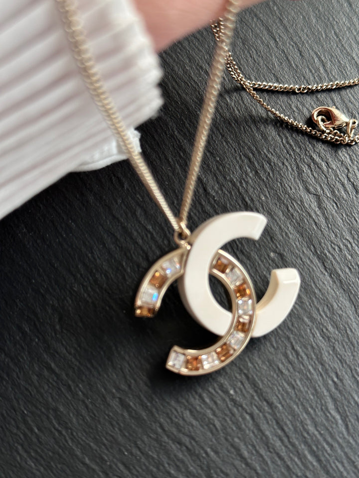CHANEL White Enamel CC Necklace with Baguette Crystals ✨｜Elegant Dual-Tone Sparkle
