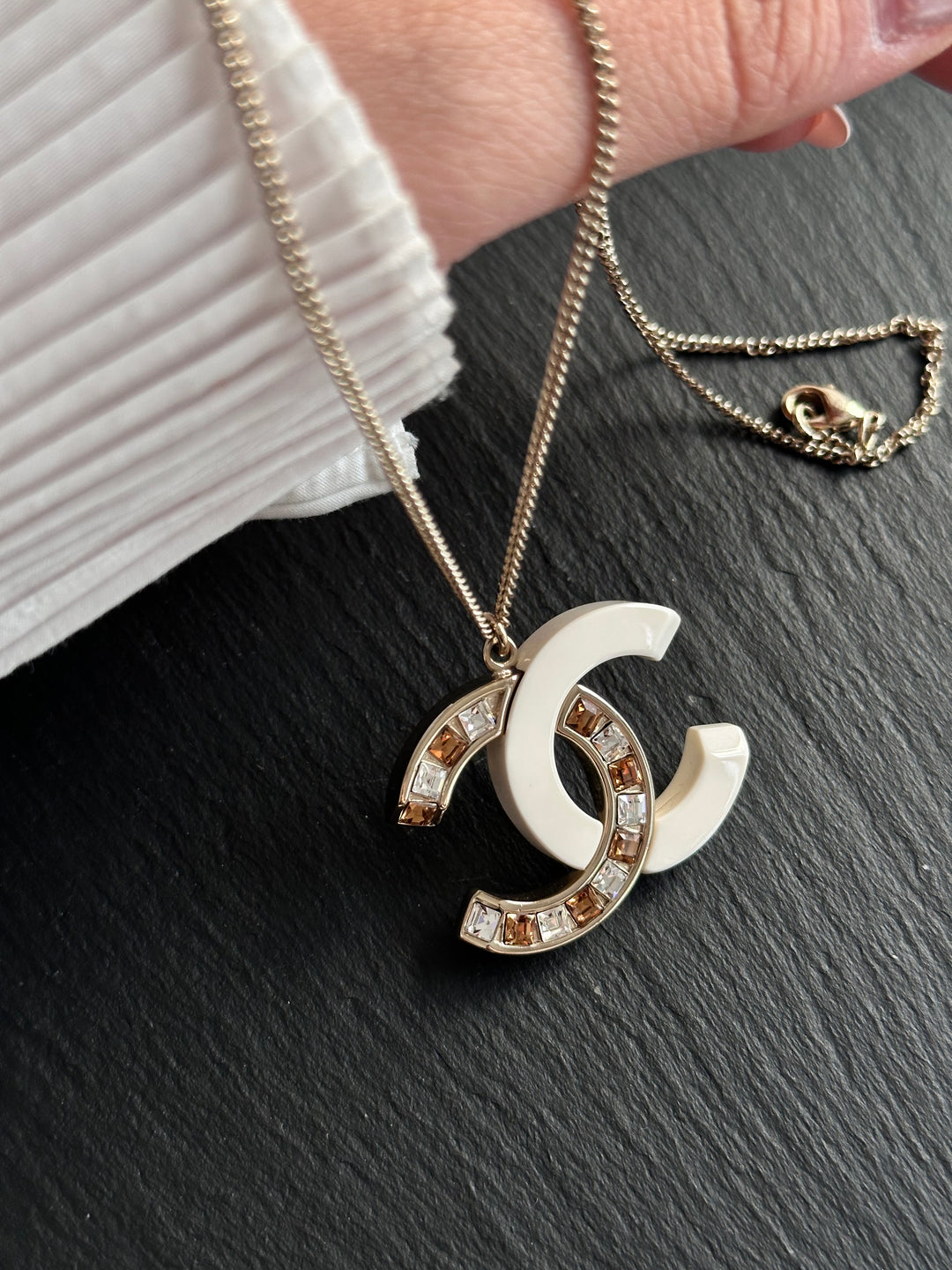 CHANEL White Enamel CC Necklace with Baguette Crystals ✨｜Elegant Dual-Tone Sparkle