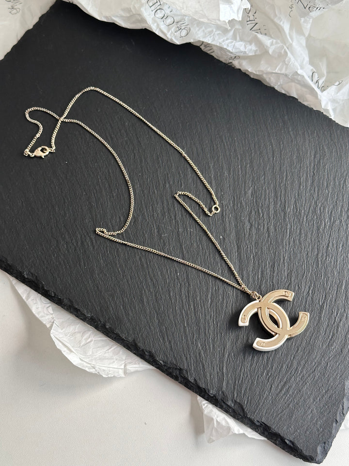 CHANEL White Enamel CC Necklace with Baguette Crystals ✨｜Elegant Dual-Tone Sparkle