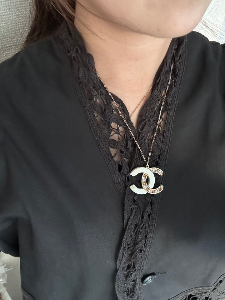 CHANEL White Enamel CC Necklace with Baguette Crystals ✨｜Elegant Dual-Tone Sparkle